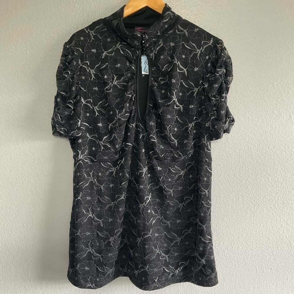 Torrid FLORAL KEYHOLE TOP size 3 new with tags T28
